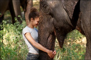 volunteer-with-elephant