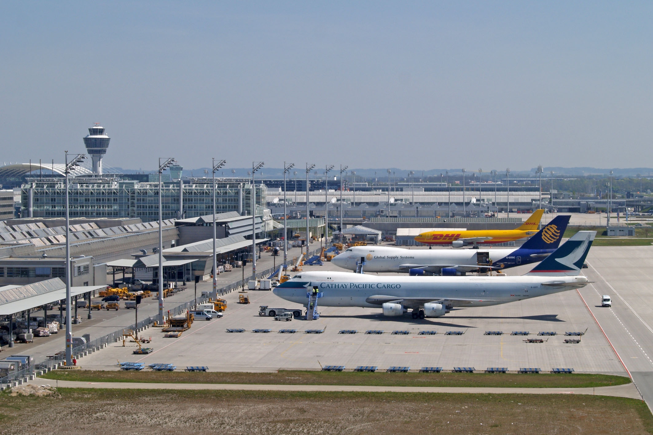 An airport is a place. Аэропорт фото. Аэропорт Стамбул самолет. Аэропорт фото красивое. Катар аэропорт.